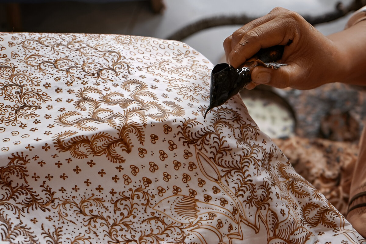 Proses pembuatan batik premium